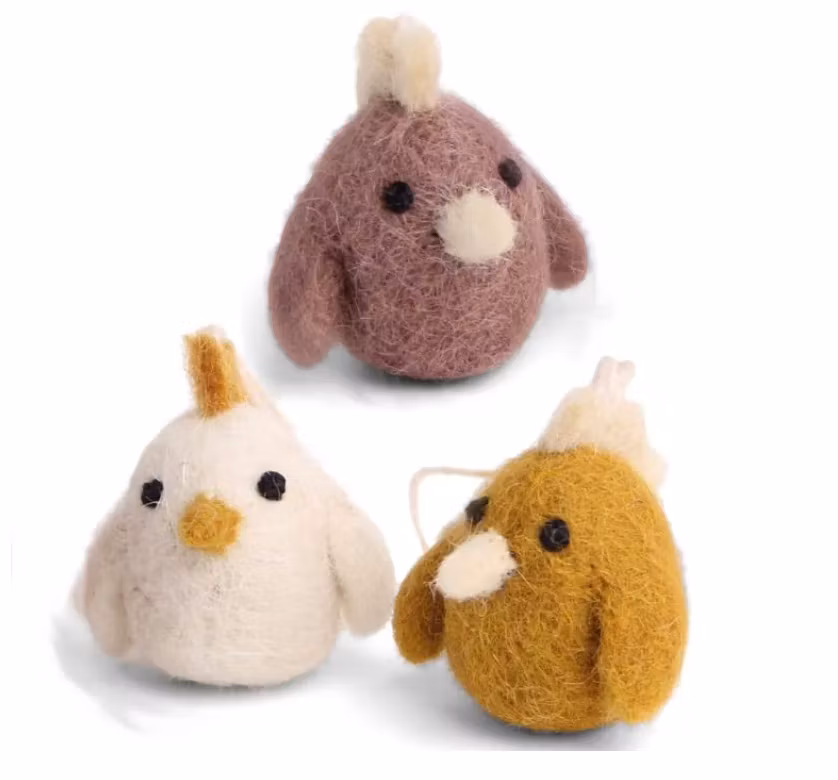 Påskhänge 3 små tovade kycklingar i olika färger. Till påskriset, presenten eller i påskägget. Fair Trade Nepal.