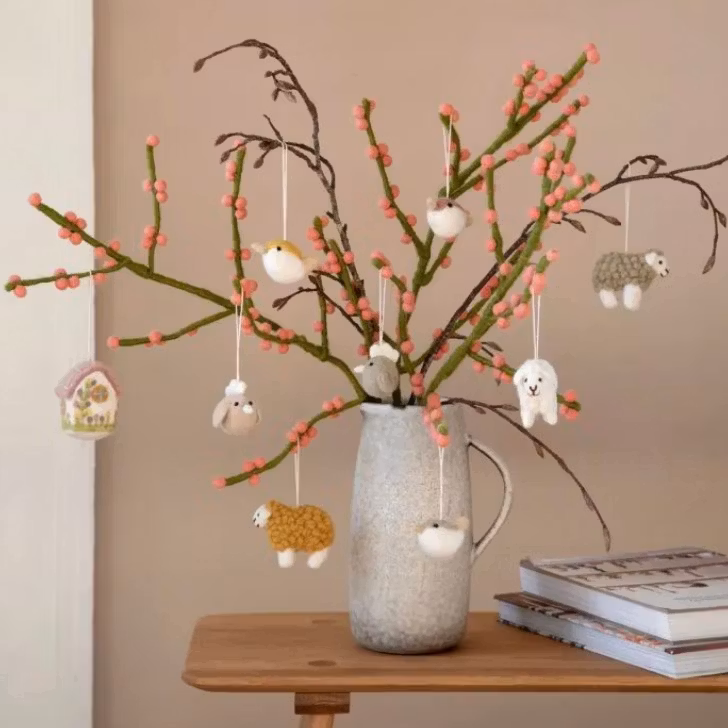 Påskris i vas, bl a pyntat med små tovade kycklingar, i olika färger. Fair Trade Nepal.