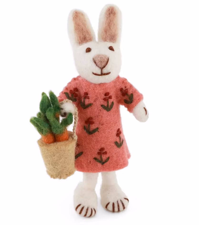 Påskhänge Tovad kanin eller påskhare med morötter. Vintagerosa klädsel med blomstermönster. Fair Trade Nepal.