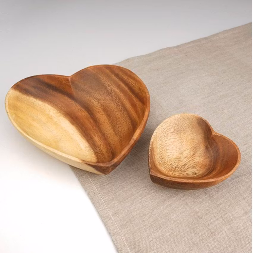 Liten och stor skål hjärtformad av akaciaträ, 10 cm och 16 cm. Fina trästrukturer. Fair Trade från Kenya.