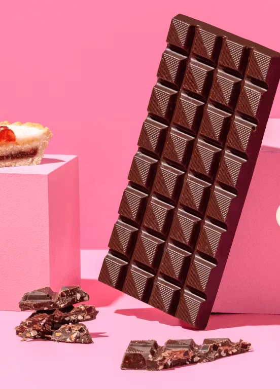 Divine Dessert Bar Cherry & Almond 180g, vegansk, Fairtrade. Deko-bild med dessert bar utan förpackning.