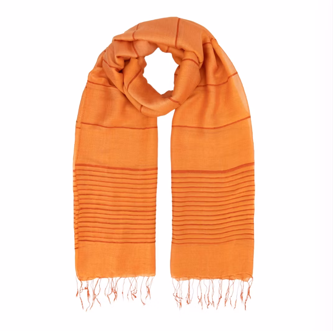 Sjal Linjer, orange med smala röda ränder, viskos/siden. Handvävd i Vietnam, Fair Trade.