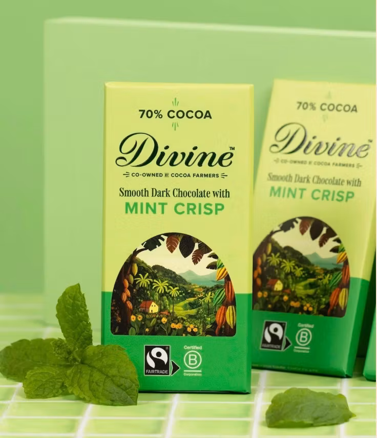 Divine Dark Chocolate with Mintcrips är en mörk choklad med mintcrisp smaksatt med naturlig pepparmintsolja. Fairtrade. Bild 2 kakor med dekoration.