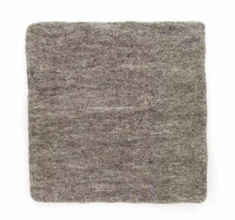 Sittunderlägg stolsdyna Kvadrat, mörkgrå, tovat, 36x36cm. Fair Trade Nepal.