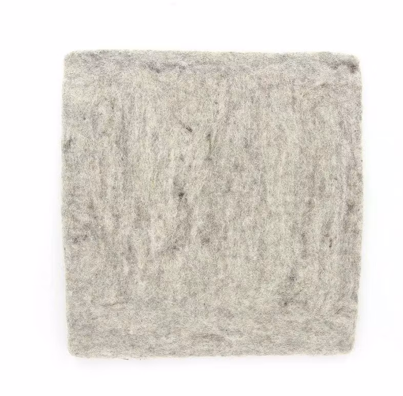 Sittunderlägg stolsdyna Kvadrat, ljusgrå färg, tovat, 36x36cm. Fair Trade Nepal.