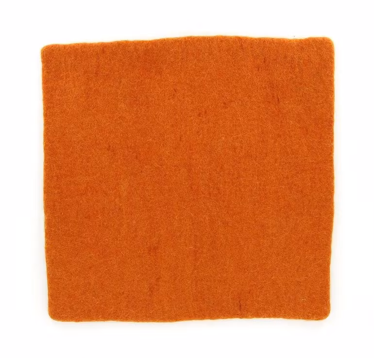 Sittunderlägg Kvadrat, orange, tovat ull. Fair Trade Nepal.