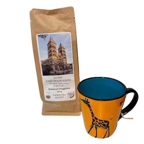 Lund Fair Trade kaffe, en brun påse med malet mellanrost bryggkaffe. Single Origin Arabica Peru. Bild med isuna-kopp som dekoration.