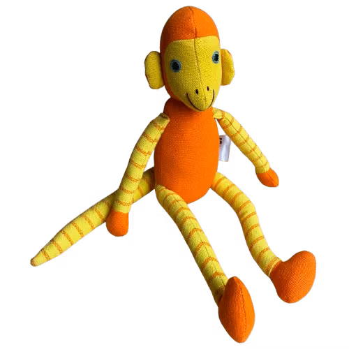 Tyg-apa som tygleksak eller maskot:  orange-gul, olika mönster, enfärgad ansikte, händer och fötter. Pigg, glad, charmig! Som present till födelsedagen, studenten och andra tillfällen.