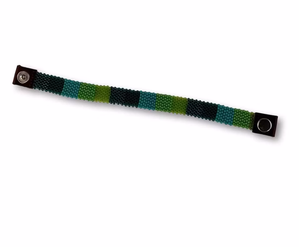 Armbnd av små glaspärlor i gröna nyanser. Noggrant trådarbete, traditionellt Zulu-arbete i modern design. Sydafrika. Armband i hela sin längd.