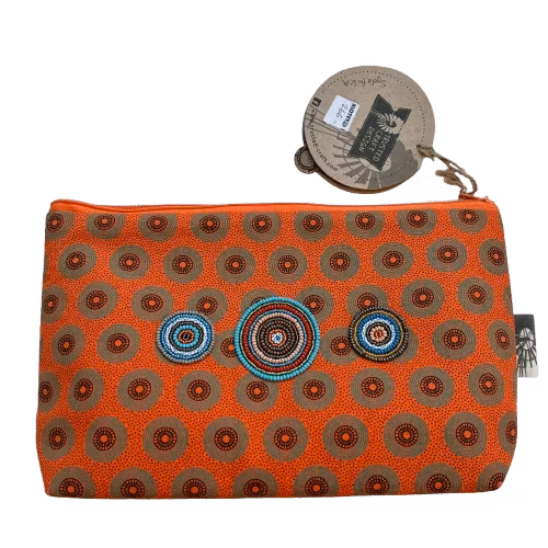 Necessär, kosmetikväska, Shweshwe-tyg med cirkelmönster och broderi av glaspärlor. Klar orange grundfärg. med etikett Trust Craft Design.Fair Trade.