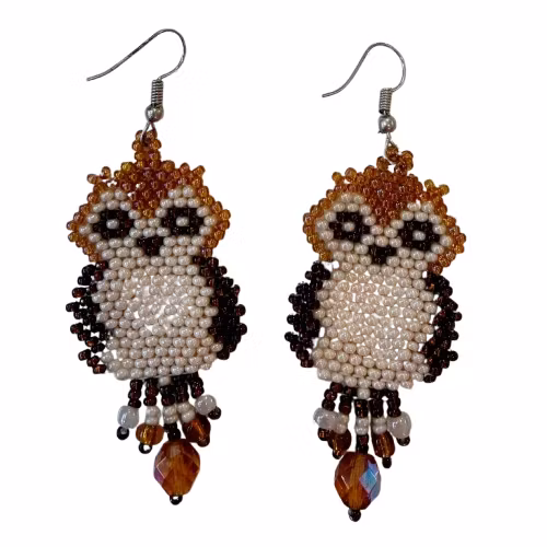Örhänge av pärlade små glaspärlor. Motiv uggla. Fair Trade Guatemala.