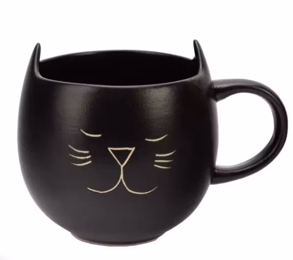Svart mugg formad som ett stiliserat kattansikte. Keramik, Fair Trade Vietnam.
