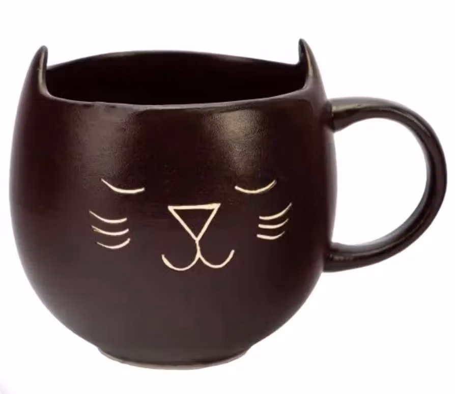 Brun mugg formad som ett stiliserat kattansikte. Keramik, Fair Trade Vietnam.