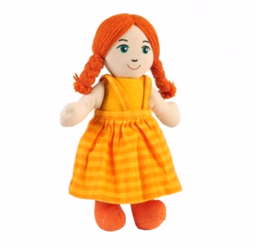 Glada tygdockor i bomull till yngre barn. Här en docka i den snälla Pippi Långstrump-stilen, håret är ordnat i två röda flätor.