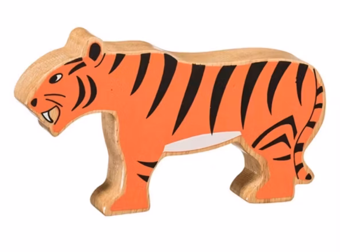 Träfiguren Tiger från sångpåsen med skogsdjur.