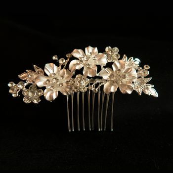 Hårkam, guldfärgad metall med blommor & strass. Art 60.