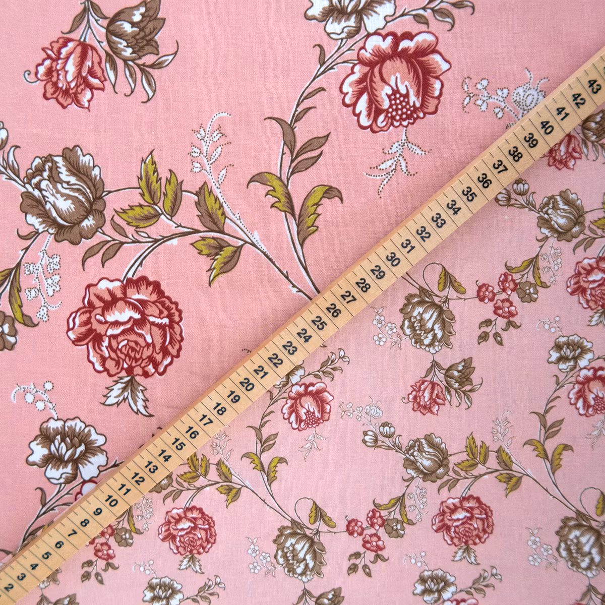 ROSE rosa, large, stuvbit. OBS! 1 litet vävfel, 1,26 m