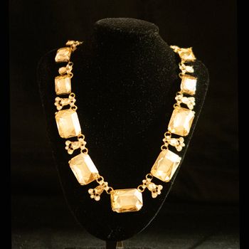 Halsband /örhängen champagnefärgade stenar. Art 02.