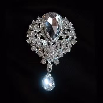 Brosch, silverfärgad metall med strass. Art 11.