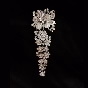 Brosch, silverfärgad metall med strass. Art 08.