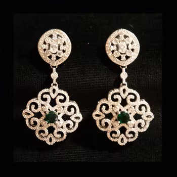 Örhängen silverfärgad metall, swarowski-kristall. Art 15.