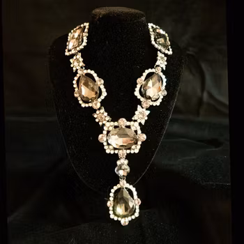 Halsband/örhängen i rökgrå stenar och strass. Art 21.