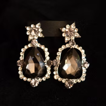 Halsband/örhängen i rökgrå stenar och strass. Art 21.