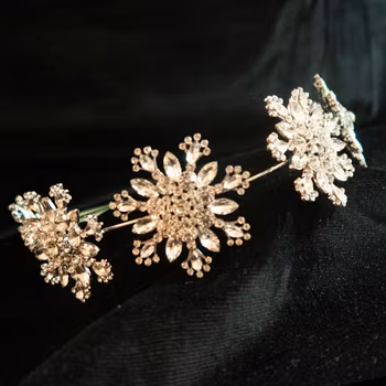 Diadem, silverfärgad metall med strass. Art 63.