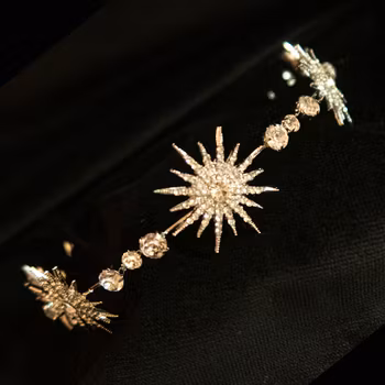 Tiara, silverfärgad metall med strass. Art 28.