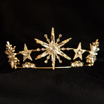 Tiara, guldfärgad metall med strass. Art 29.