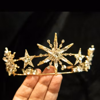 Tiara, guldfärgad metall med strass. Art 29.