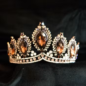 Tiara i mässingfärgad metall & vinröda stenar. Art 30.