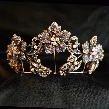 Tiara i mässingfärgad metall med lila & vita stenar. Art 31.