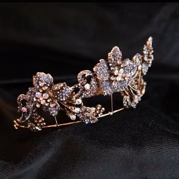 Tiara i mässingfärgad metall med lila & vita stenar. Art 31.