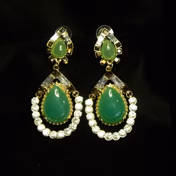 Örhängen med jadeimitation och strass. Art 36.
