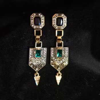 Örhängen i Empirestil. Gulmetall och strass. Art 37.