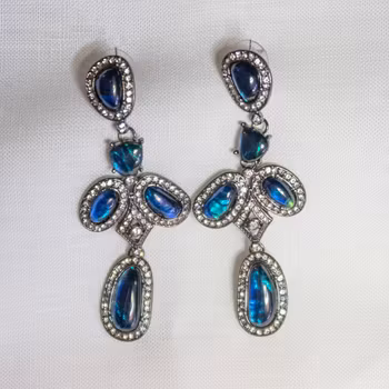 Örhängen med opalimitation, svart metall och strass. Art 38.
