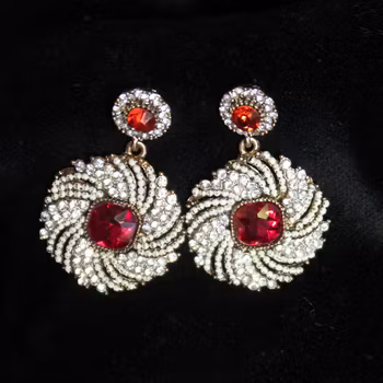 Örhängen med röda stenar och strass. Art 40.
