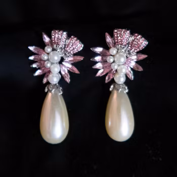 Örhängen i gulmetall med pärlor & rosa strass. Art 45.