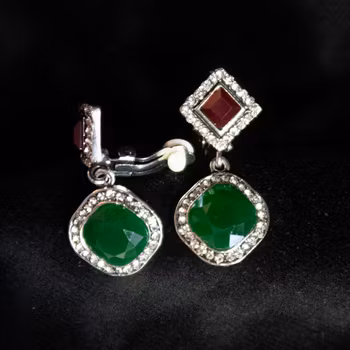 Clips örhängen i gulmetall med röd & grön strass. Art 47.