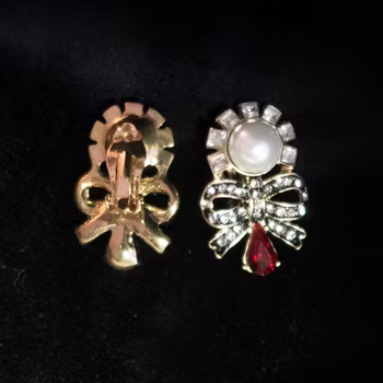 Clips örhängen i gulmetall med  pärla & röd strass. Art 48.