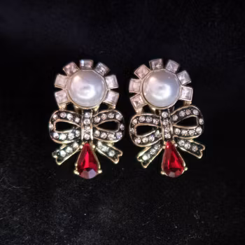 Clips örhängen i gulmetall med  pärla & röd strass. Art 48.