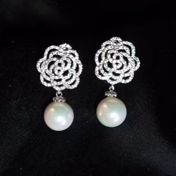 Örhängen med strass & vit pärla. Art 71.