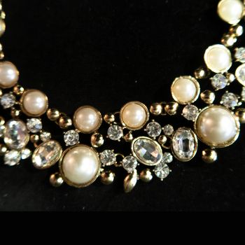 Halsband i guldfärgad metall, glasstenar & pärlor. Art 50