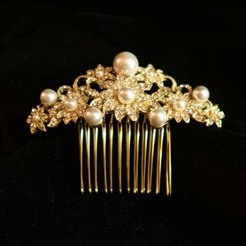 Hårkam, guldfärgad metall med pärlor & strass. Art 62.