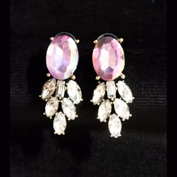 Halsband/örhängen i silvermetall med ljus rosa glasstenar. Art 18.