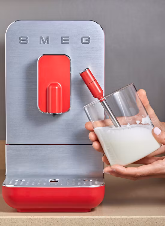 Smeg Fuldt Automatisk Kaffemaskine med Mælkeskummer, Rød