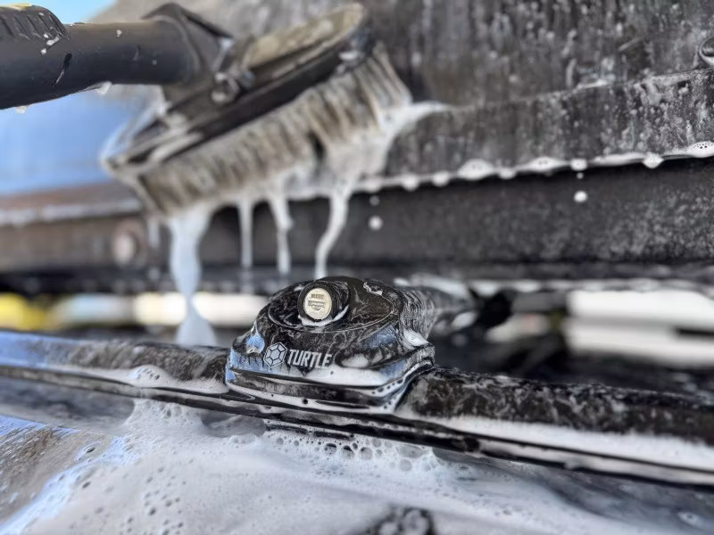 Auto waschen mit Dachträger – geht das? Ratgeber zur Autowäsche