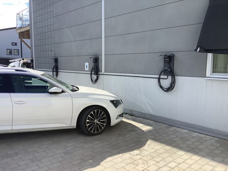 Wallplate Next Green Wallbox pulsar plus Daytona på vägg med bil