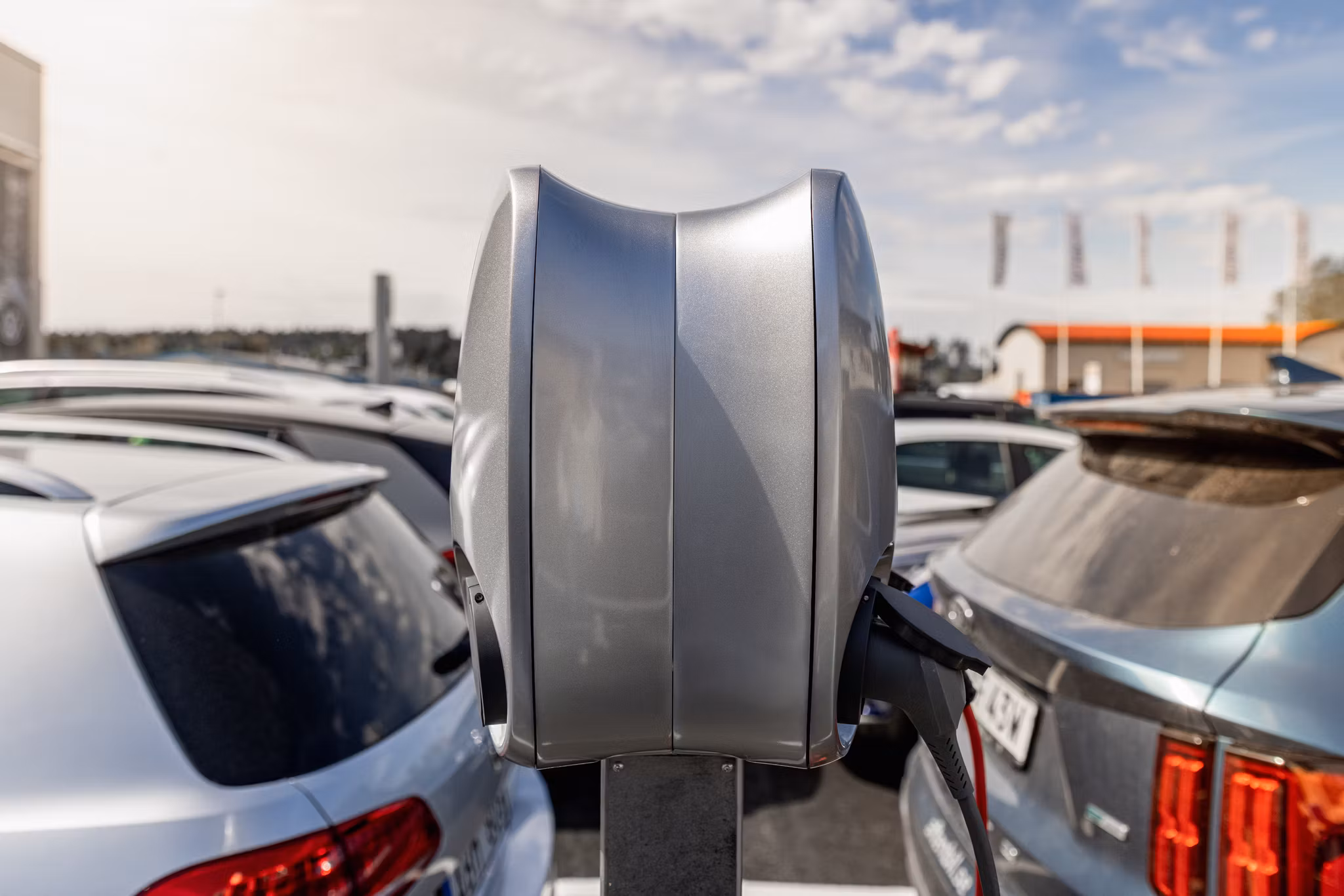 Charge Amps Aura två stycken på stolpe